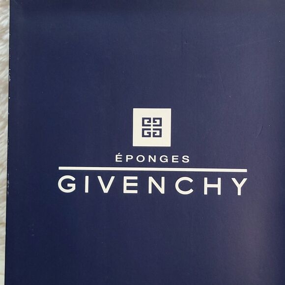 💯 Authentic Givenchy Towel 🍀 - Picture 5 of 7